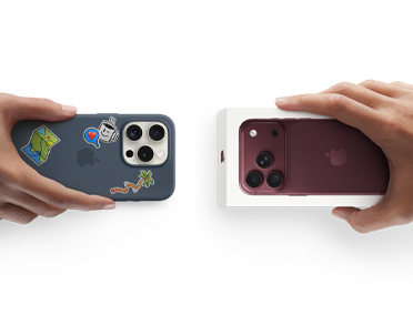 يدان تجريان عملية استبدال. جهاز iPhone قديم داخل حافظة مع ملصقات لجهاز iPhone 18 Pro جديد بلون أرجواني بوردو داخل علبته.