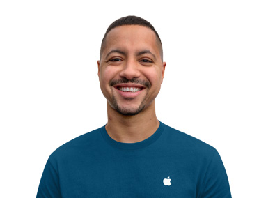 أحد مختصي Apple يبتسم ويتصرف بأسلوب ودود
