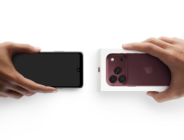 يدان جنباً إلى جنب، يد تحمل Android من دون علبة، استبدال الجهاز، مع يد تحمل علبة iPhone 18 Pro الجديدة