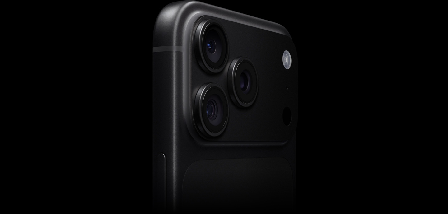 جهاز iPhone 18 Pro باللون الأسود، زاوية مائلة، صورة جزئية للجهة الخارجية الخلفية، التركيز على نظام كاميرا Pro Fusion