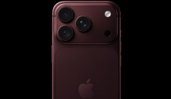 صورة للجهة الخارجية الخلفية لجهاز iPhone 18 Pro بلون عنّابي، تعرض الكاميرا الرئيسية 48MP وفتحة العدسة المتغيرة