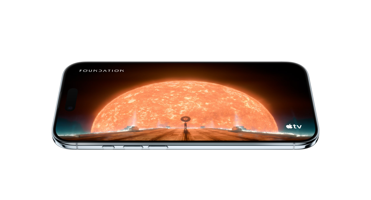 iPhone Air 機身正面側斜擺放，螢幕畫面是 Apple TV 影集基地的靜態場景