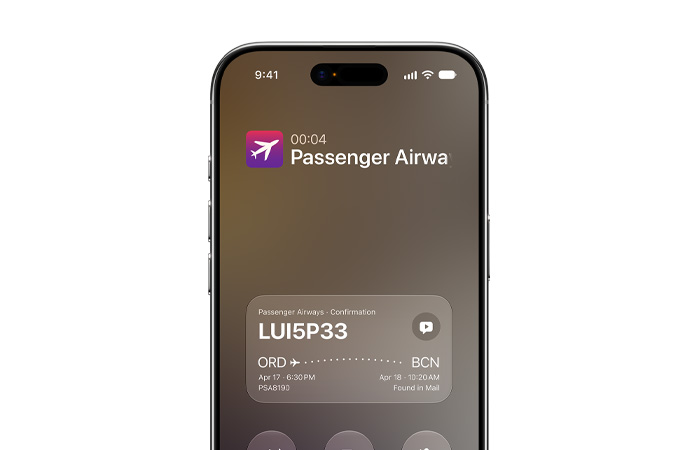 iPhone Airの画面。Apple IntelligenceとSiri AIのパワーを活用した通話のコンテクスト機能を示している。通話中の画面にフライトの予約情報が表示されている