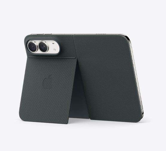 جهاز iPhone Duo، لون أبيض النجوم، مثبّت على محفظة بلون كحلي مع مسند، مفتوح بالكامل في الوضع الأفقي، الجهة الخارجية الخلفية تعرض الكاميرا المزدوجة Fusion 48MP الخلفية، عدستان