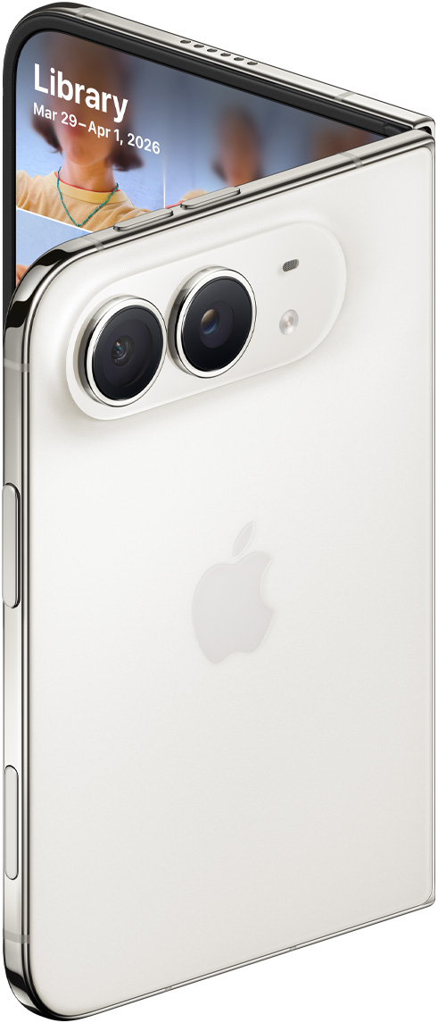 جهاز iPhone Duo، لون أبيض النجوم، مفتوح قليلاً، الجهة الخارجية الخلفية، الكاميرالمزدوجة 48MP Fusion الخلفية في الزاوية العلوية، عدستان، ميكروفون، فلاش