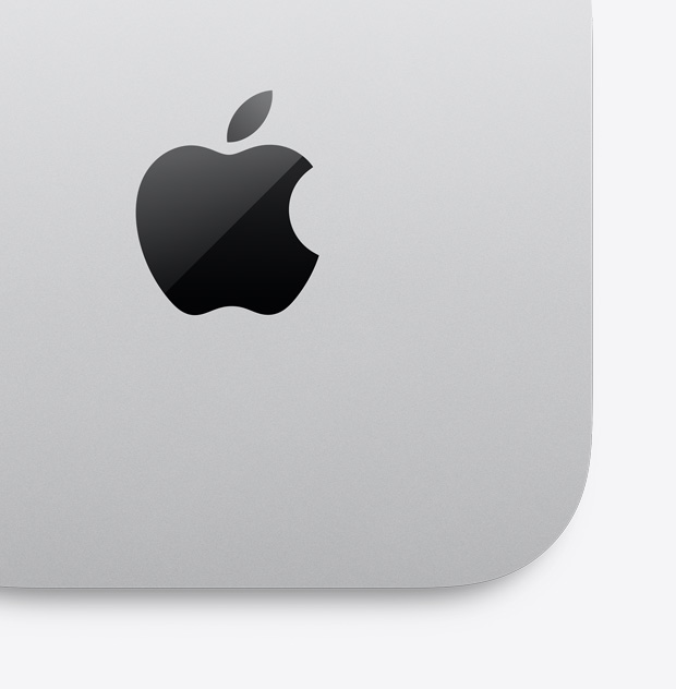 لقطة علوية مقربة لجهاز Mac mini فضي اللون مع شعار Apple