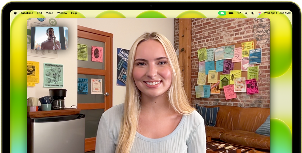 디스플레이 위에 카메라가 위치한 시트러스 색상 MacBook Neo에서 FaceTime 영상 통화를 하는 모습