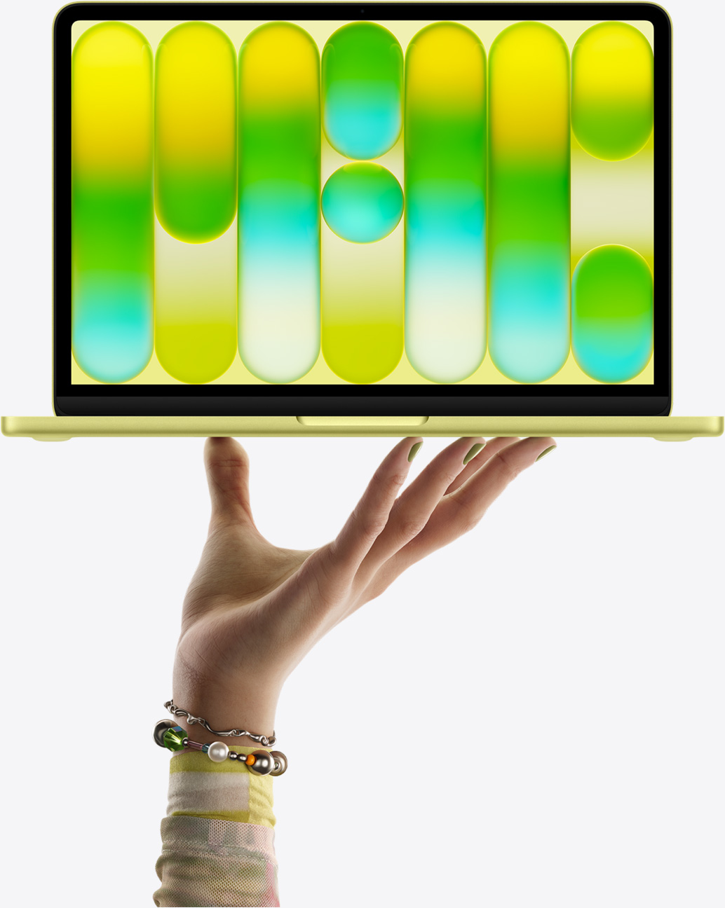 橘黃色 MacBook&nbsp;Neo，穩放於張開的手指之上，螢幕顯示多彩的抽象圖案