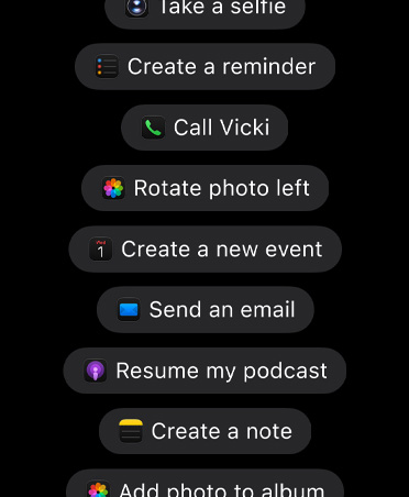 Siri AI’dan uygulamalarda eylem gerçekleştirme isteklerini gösteren ekran; Take a selfie, Create a reminder, Call Vicki, Rotate photo left, Create a new event, Send an email, Resume my podcast, Create a note, Add photo to album gibi istekler gösteriliyor