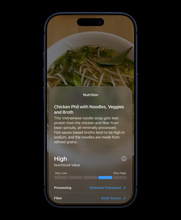 iPhone 17 Pro, Abis, önden görünüm, ekranında Kamera’da Siri modu arayüzü gösteriliyor, Görsel Zeka ile tanımlanmış bir yiyecekle ilgili besin bilgileri yer alıyor, ekranda tavuklu phở’nun ortak malzemeleri ve besin bilgileri dahil olmak üzere ayrıntılı bilgiler gösteriliyor