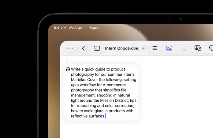 Coin supérieur gauche d’un iPad, écran affichant un document Pages ouvert, invite Écrire avec Siri pour rédiger un brouillon