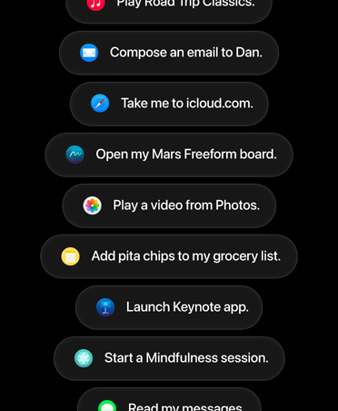 شاشة تعرض طلبات موجّه إلى Siri&nbsp;AI لاتخاذ إجراءات في عدة تطبيقات